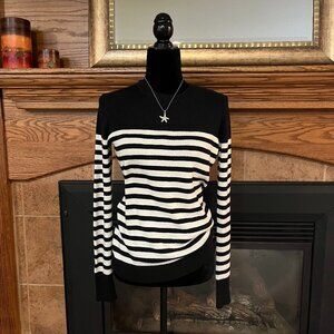 Black & White Express Sweater & starfish necklace! Nice! Size Large!